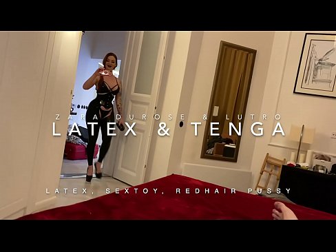 ❤️ Ngoanana e monyane ea nang le hlooho e khubelu ea apereng seaparo sa latex se kentsoeng ke ntate oa bobeli ❤️❌ ❤